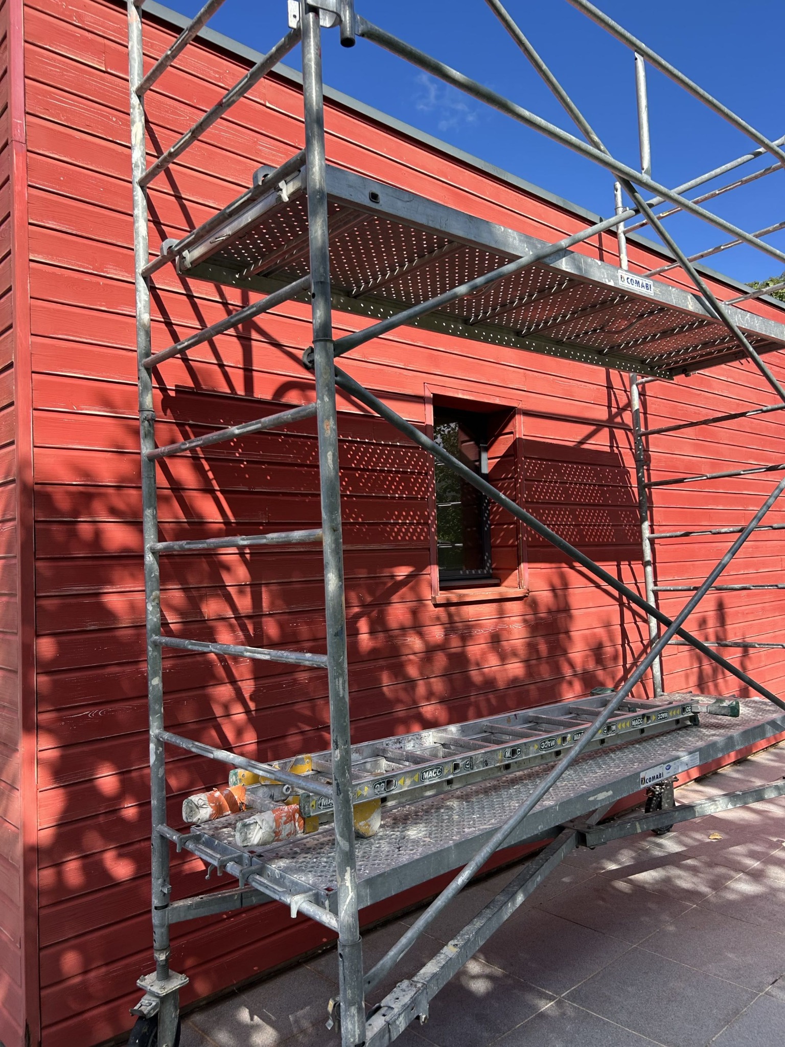 Bardage extérieur avant rénovation – Louvet Peinture